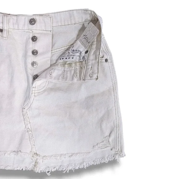 Free People Brea White Cutoff Distressed Button Fly Mini Denim Skirt Size 24 - Picture 3 of 8